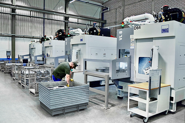 Four VL 8s from EMAG carry out the rough-machining processes on the component.