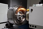 Arbeitsraum der Universal-Rundschleifmaschine W 11 CNC von EMAG Weiss.