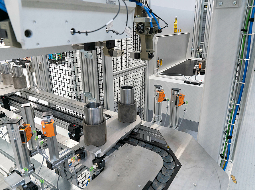 A gantry loader removes the individual parts from the automation system and places them on the rotary table of the ELC 6.