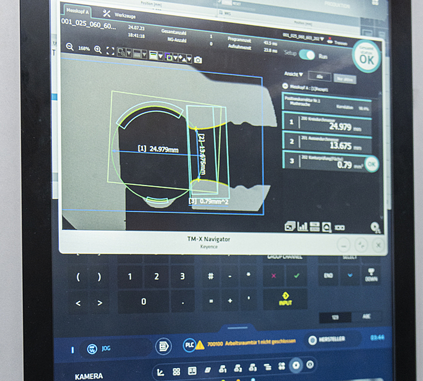 Monitor with recording of a light band micrometer