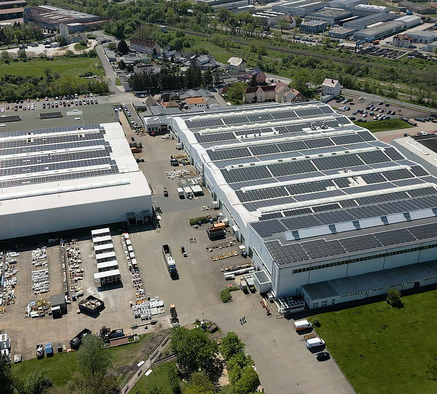 The photovoltaic system of EMAG Zerbst Maschinenfabrik, installed on the hall roofs, which generated an impressive 2.1 megawatt hours of electricity in 2022.