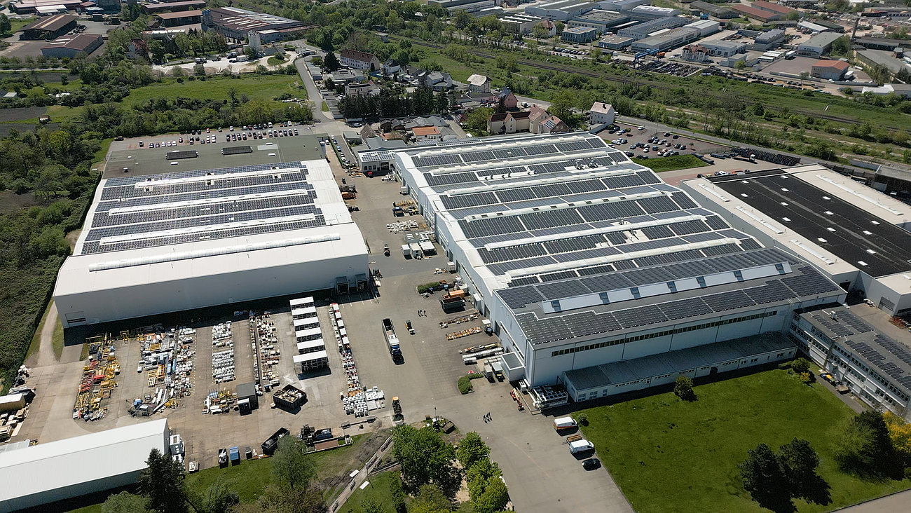 Die Photovoltaikanlage der EMAG Zerbst Maschinenfabrik, installiert auf den Hallendächern, die im Jahr 2022 beeindruckende 2,1 Megawattstunden Strom erzeugte.