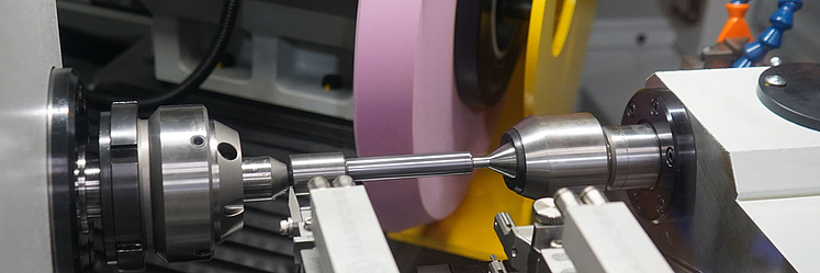 Work area of the WPG 7 with clamped screw shaft and grinding wheel for external cylindrical grinding. 