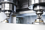 High-precision simultaneous machining in one work area on the VSC 315 TWIN KBG: Two joint hubs are machined simultaneously. Maximum precision is ensured by the irrespective traversing spindle slides.