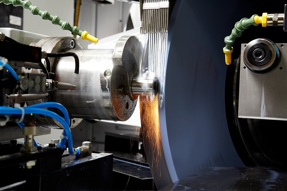 Schleifen einer Flugmotoren-Kurbelwelle mit einer Produktions-CNC-Rundschleifmaschine