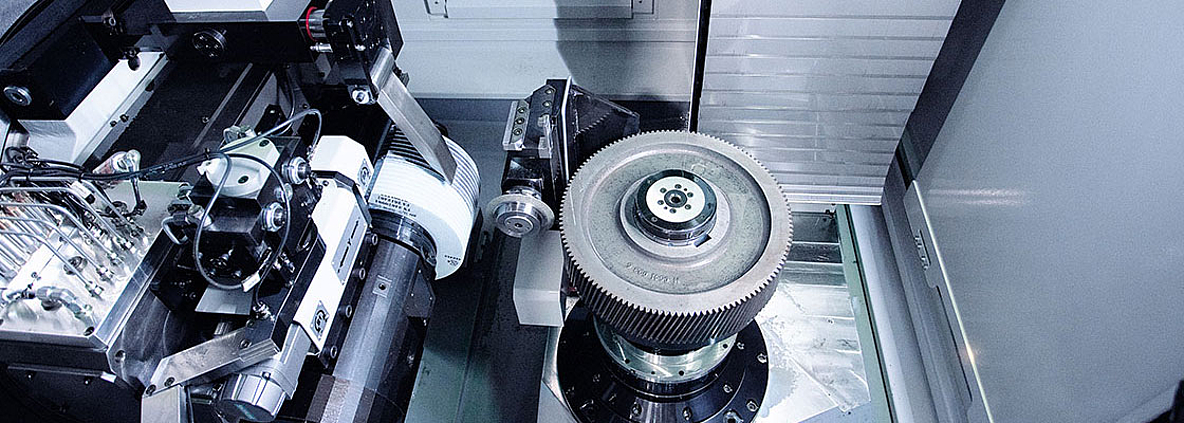 Work area of the G 400 generating and profile grinding machine for precision machining of gear parts 