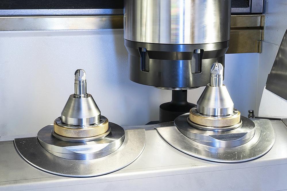 The VSC 315 KBU offers both turning technology and milling technology for complete-machining of joint housings and joint hubs. This means that these components can be completely machined in a single setup.