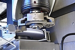 Il centro di tornitura e rettifica VLC 200 GT dispone di un potente mandrino portamola per la lavorazione esterna.