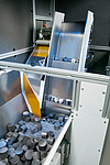 The sprocket blanks are fed in automatically by a bulk goods separator 