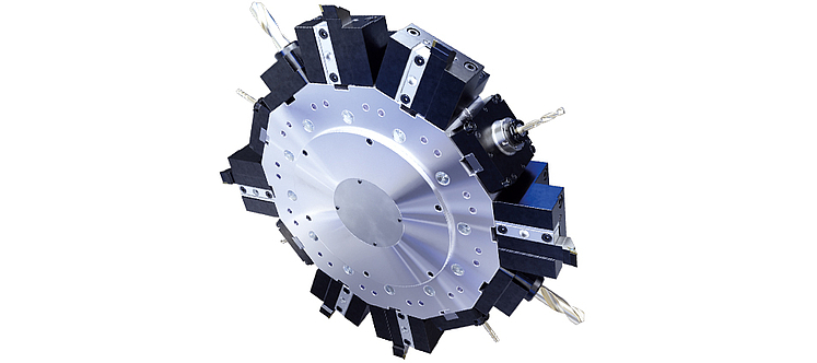 Tourelle porte-outils du tour universel USC 850 avec 12 emplacements pour outils de tournage, outils entraînés avec arrosage intégré pour un enlèvement de copeaux polyvalent. 