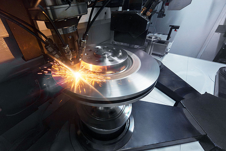 Laser metal deposition of a brake disc in the ELC 450 LMD from EMAG. The machine applies titanium carbide layers to the friction ring. 