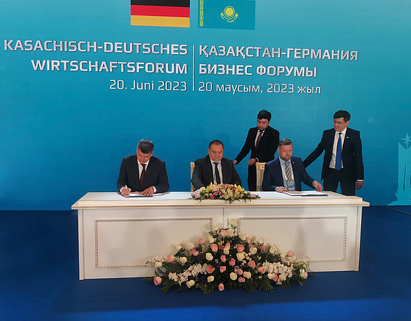 Signing of the contract for the major order between KamLitKZ and the EMAG Group. From left to right: Dmitry Gurtovoy, General Director KamLitKZ, Rinat Gipparov, Deputy Chairman of the Board of the Industrial Development Fund of Kazakhstan, Sven Hartwich, CFO of EMAG Group