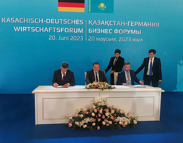 Signing of the contract for the major order between KamLitKZ and the EMAG Group. From left to right: Dmitry Gurtovoy, General Director KamLitKZ, Rinat Gipparov,  Deputy Chairman of the Board of the Industrial Development Fund of Kazakhstan, Sven Hartwich, CFO of EMAG Group