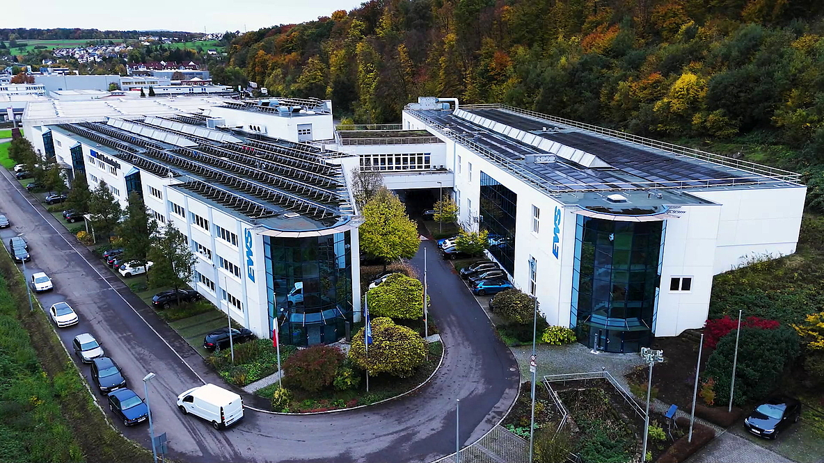 位于乌英根的 EWS 总部鸟瞰图--具有高度内部生产深度的现代化精密刀柄生产和研发中心