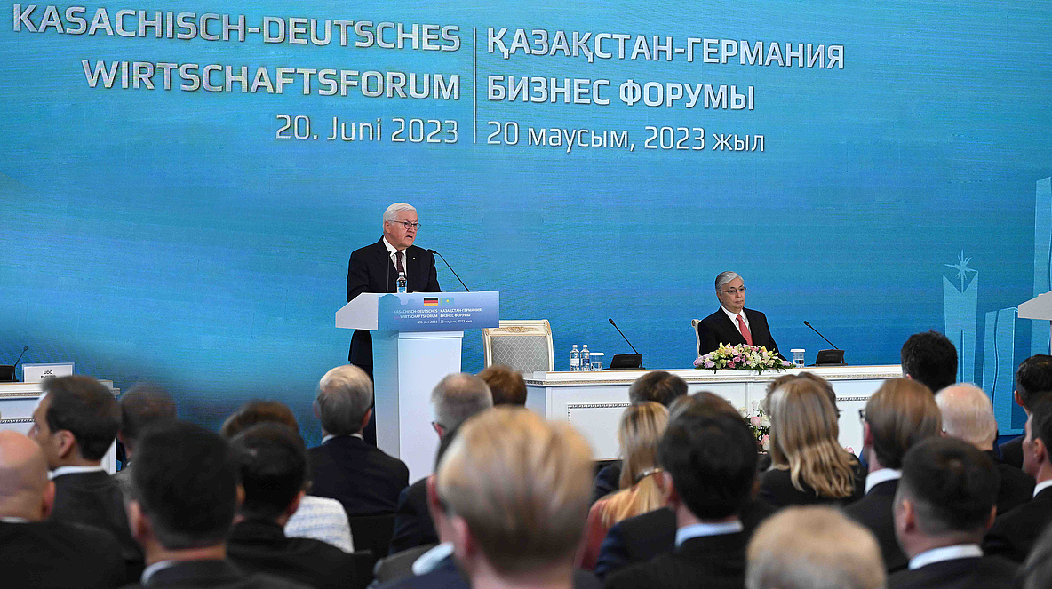 Kassym-Schomart Tokajew, Präsident Kasachstans und der deutsche Bundespräsident Frank-Walter Steinmeier auf dem Deutsch-Kasachischen Wirtschaftsforum