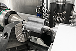 The work area of the CLC 500 H FR shows the machining of a rotary blower. The complex profile milling head demonstrates its versatility in the precision shaping of this demanding workpiece. The picture illustrates the machine's ability to efficiently machine different types of workpieces. 