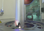 Blick in den Arbeitsraum einer Laserreinigungsmaschine LC 4 von EMAG.