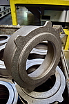 Il pezzo grezzo è un componente in acciaio forgiato.