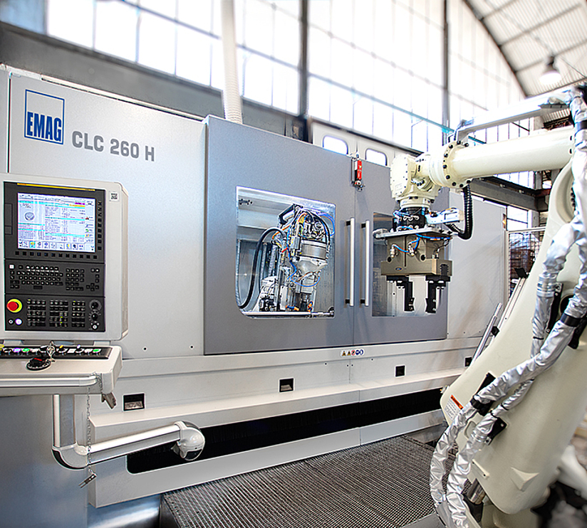 CLC 260 H Wälzfräsmaschine mit CNC-Steuerung und Roboterautomation für lange Antriebswellen