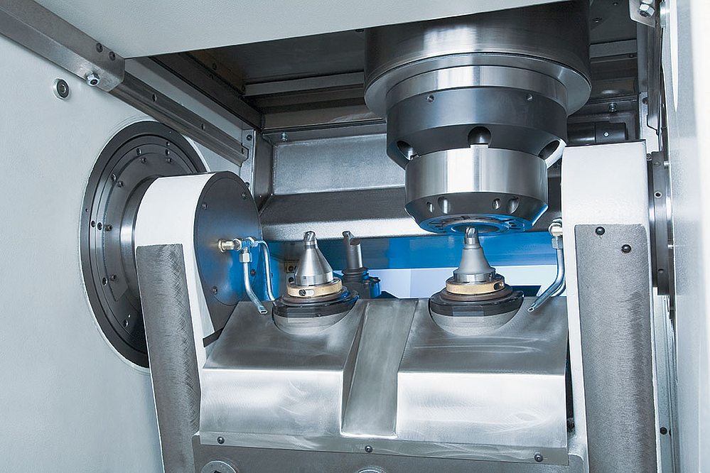 Arbeitsraum einer EMAG VSC-Maschine für die Bearbeitung von Achszapfen, auch für die Weichbearbeitung geeignet