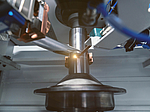 在焊接过程中，垂直排列的工件会旋转。精确计量的激光束能量可实现高速焊接。