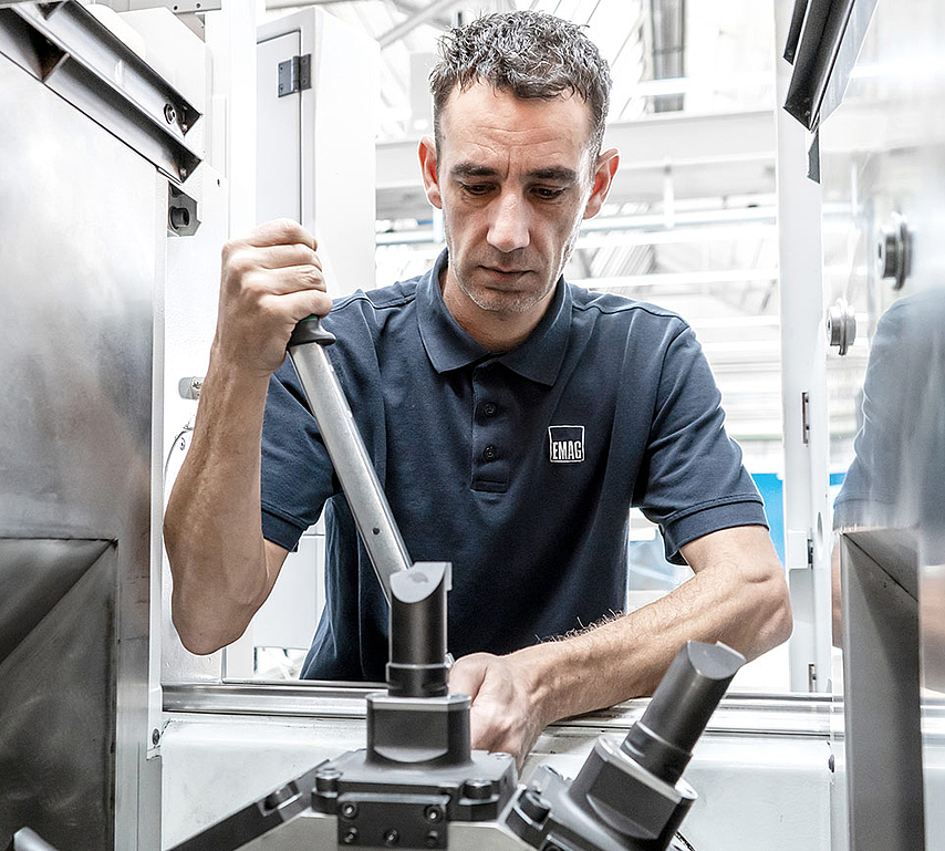 An EMAG technician professionally repairing a turret - part of the best price offer for OEM repairs. Best price offer: turret repair at EMAG by OEM technicians