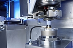 The machining area of the VLC 200 GT turning/grinding center provides flexibility in configuration
