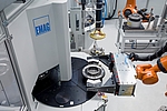 하우징 부품과 크라운 휠은 새로 개발된 EMAG 레이저 세척기에서 세척됩니다.
