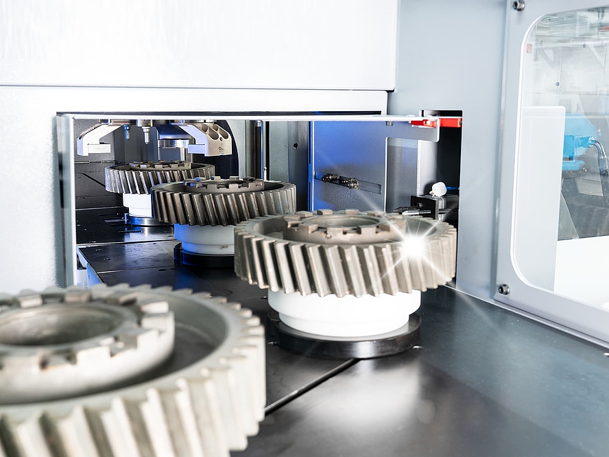 The linear motor brings the components into the machining position particularly fast.