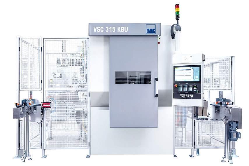 Die VSC 315 KBU ist optimal vorbereitet für die Komplettbearbeitung von Gelenkgehäusen. Die Maschine kombiniert Dreh- und Frästechnologie bei der Bearbeitung von Kugellaufbahnen für CV-Joints.