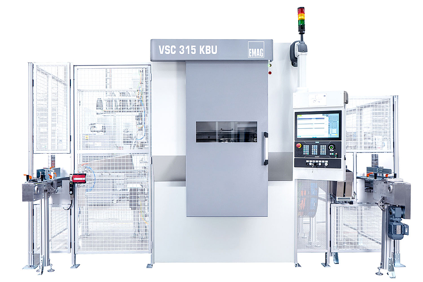 The VSC 315 KBU is optimally prepared for complete-machining of joint housings. The machine combines turning and milling technology in the machining of ball raceways for CV joints.
