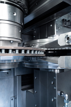 Both grinding spindles are arranged in parallel in the VLC 450 DG. 