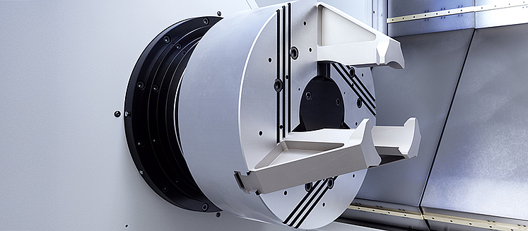 Hochleistungs-Hauptspindel der Universaldrehmaschine USC 850 mit Riemengetriebe, hoher Leistung und präziser Lagerung für eine exakte Drehbearbeitung.