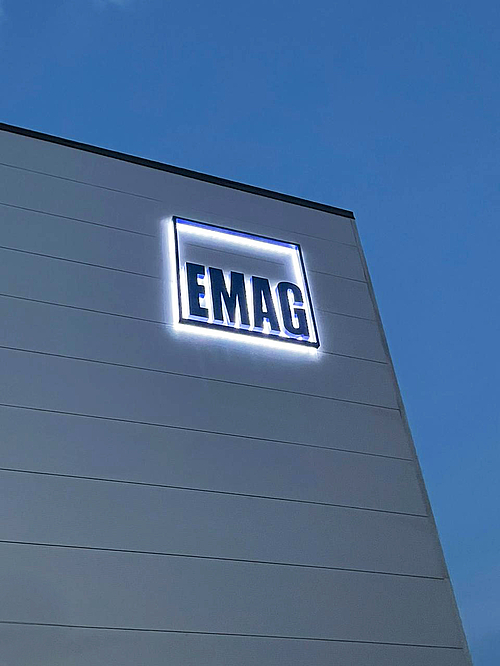 Das neue EMAG Werk in Querétaro präsentiert sein Logo bei Nacht.
