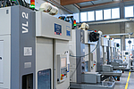 Series of interlinked EMAG VL 2 vertical turning machines in the production hall of PENN GmbH for the automated machining of forged parts.