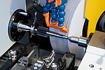 Die Bearbeitung von Werkstücken bis 250 Millimeter Länge und mit einem maximalen Durchmesser von 200 Millimetern wird mit der WPG 7 von EMAG Weiss rundum effizient.
