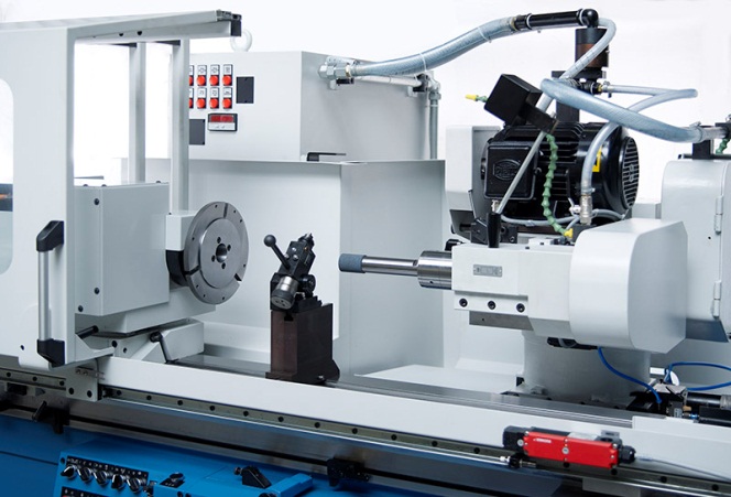 La rettificatrice in tondo W 11 CNC è destinata alla produzione di pezzi singoli e prototipi.