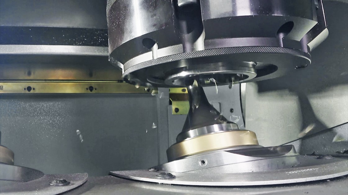 Axle journals are completely machined on the VSC 315 DUO KBU - including turning before milling and finish milling of the ball raceways.