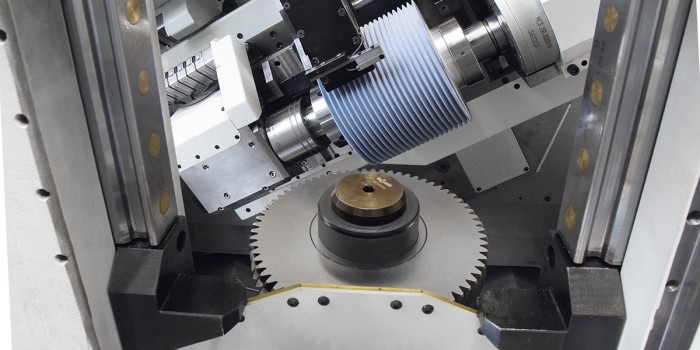 The high-speed grinding element of the G 250 HS makes it possible to grind workpieces with interfering contours using small generating and profile grinding wheels. 