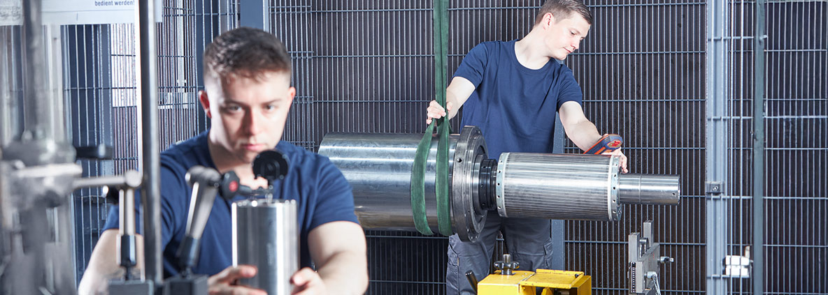 Best price offer - Spindle repair at EMAG Two service technicians repairing a main spindle - part of the EMAG Best Price offer for OEM repairs.