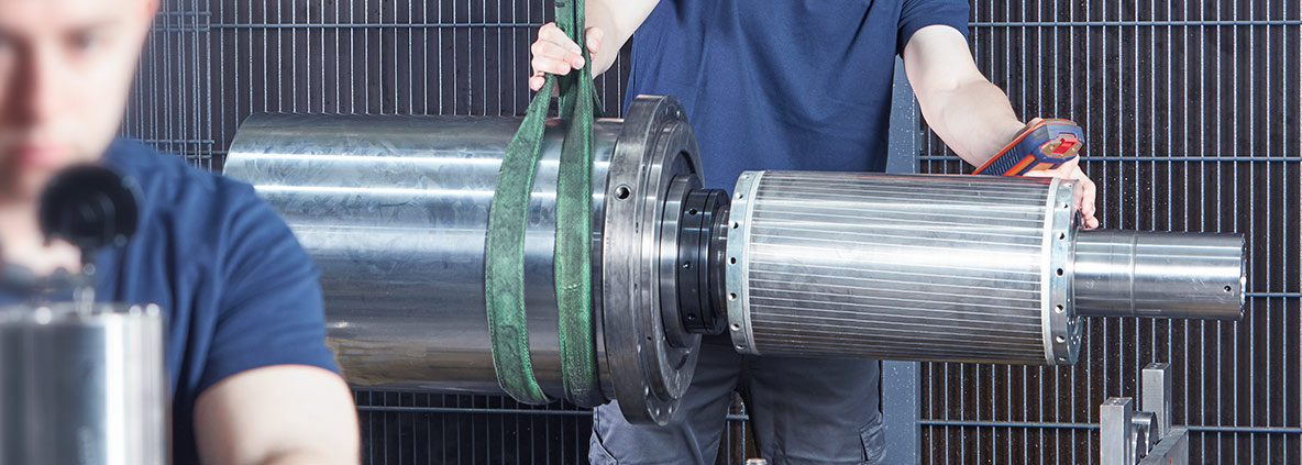 Two service technicians repairing a main spindle - part of the EMAG Best Price offer for OEM repairs. 