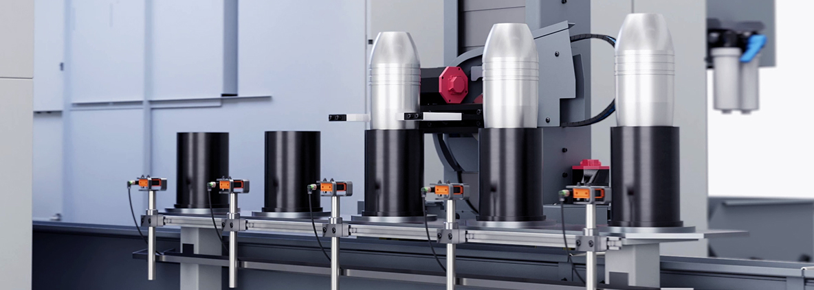 EMAG TrackMotion with TransLift: Shuttle system for the automated, precise transport and buffering of 120 mm shells between VT 4 and VL 8.