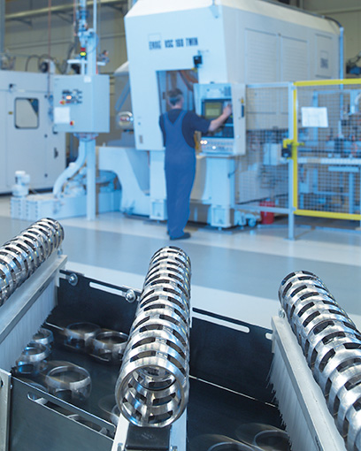 EMAG fournit des systèmes de fabrication complets pour l’usinage de cages de joint articulé.