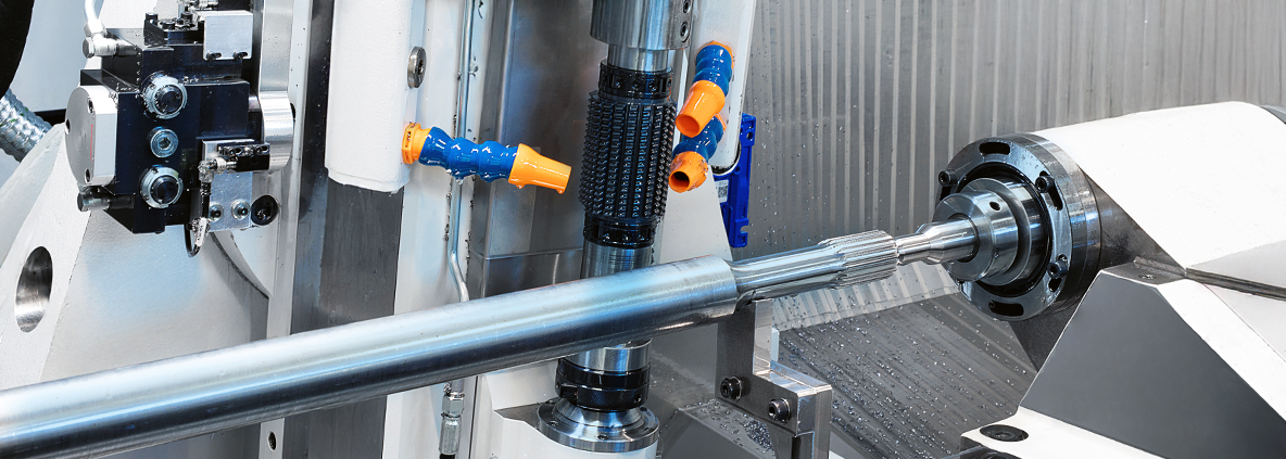 CLC 260 H beim Wälzfräsen einer langen Antriebswelle